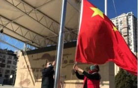 深圳一校长升旗仪式上连做71个俯卧撑