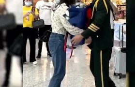 军人退役当天向相恋8年女友成功求婚