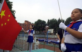 少年暴雨中收起国旗
