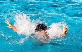 广州外卖小哥跳水勇救6岁溺水男童