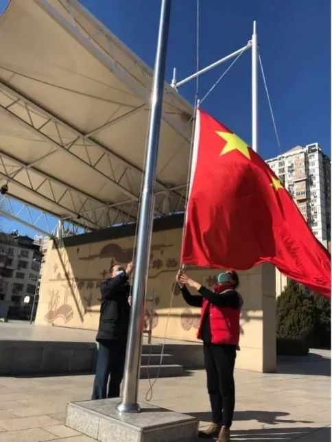 深圳一校长升旗仪式上连做71个俯卧撑