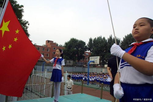 少年暴雨中收起国旗