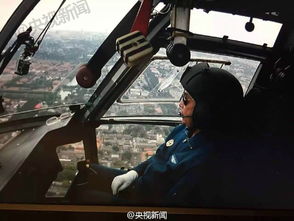 阅兵飞机飞过北京站 旅客纷纷掏手机