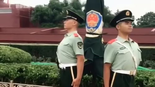 执勤军人纹丝不动 阿姨不停给其扇风